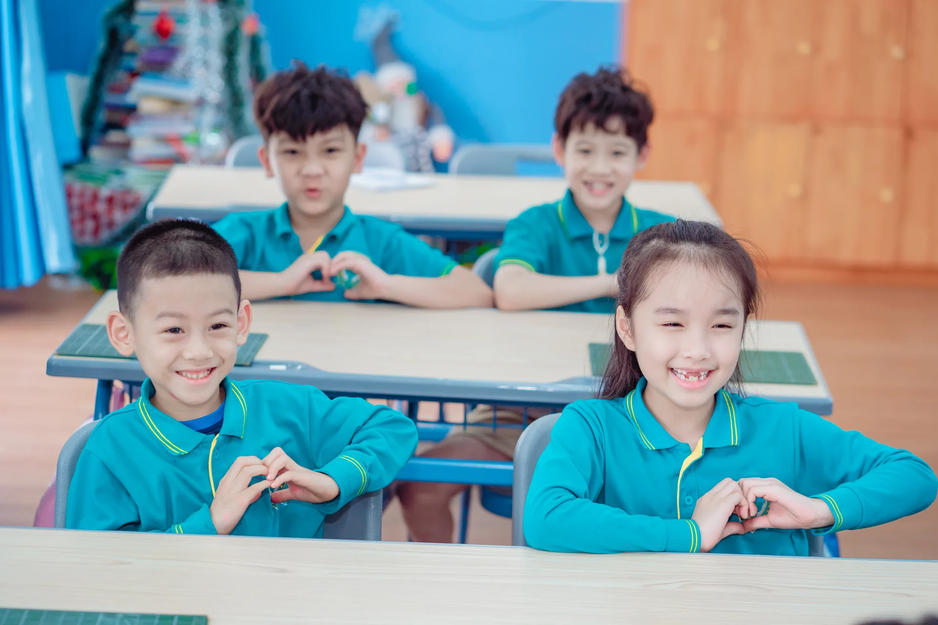 Học sinh tiểu học đọc sách